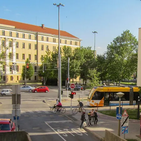 Apartman Aweshome - Center, 3 Bedrooms, Free Parking, Shopping Malls