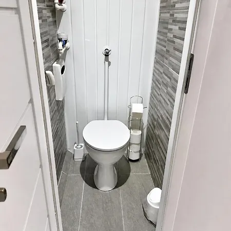 Apartman Aweshome - Center, 3 Bedrooms, Free Parking, Shopping Malls