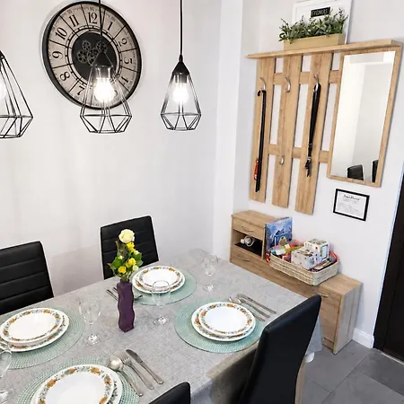 Aweshome - Center, 3 Bedrooms, Free Parking, Shopping Malls Debrecen